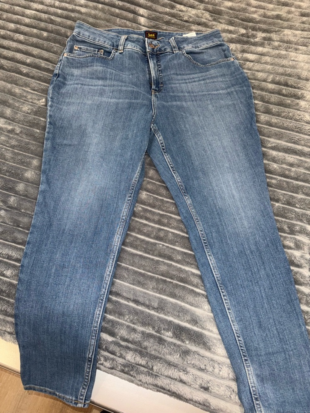 Lee Women's Classic Mid-Blue Ankle Leg Jeans